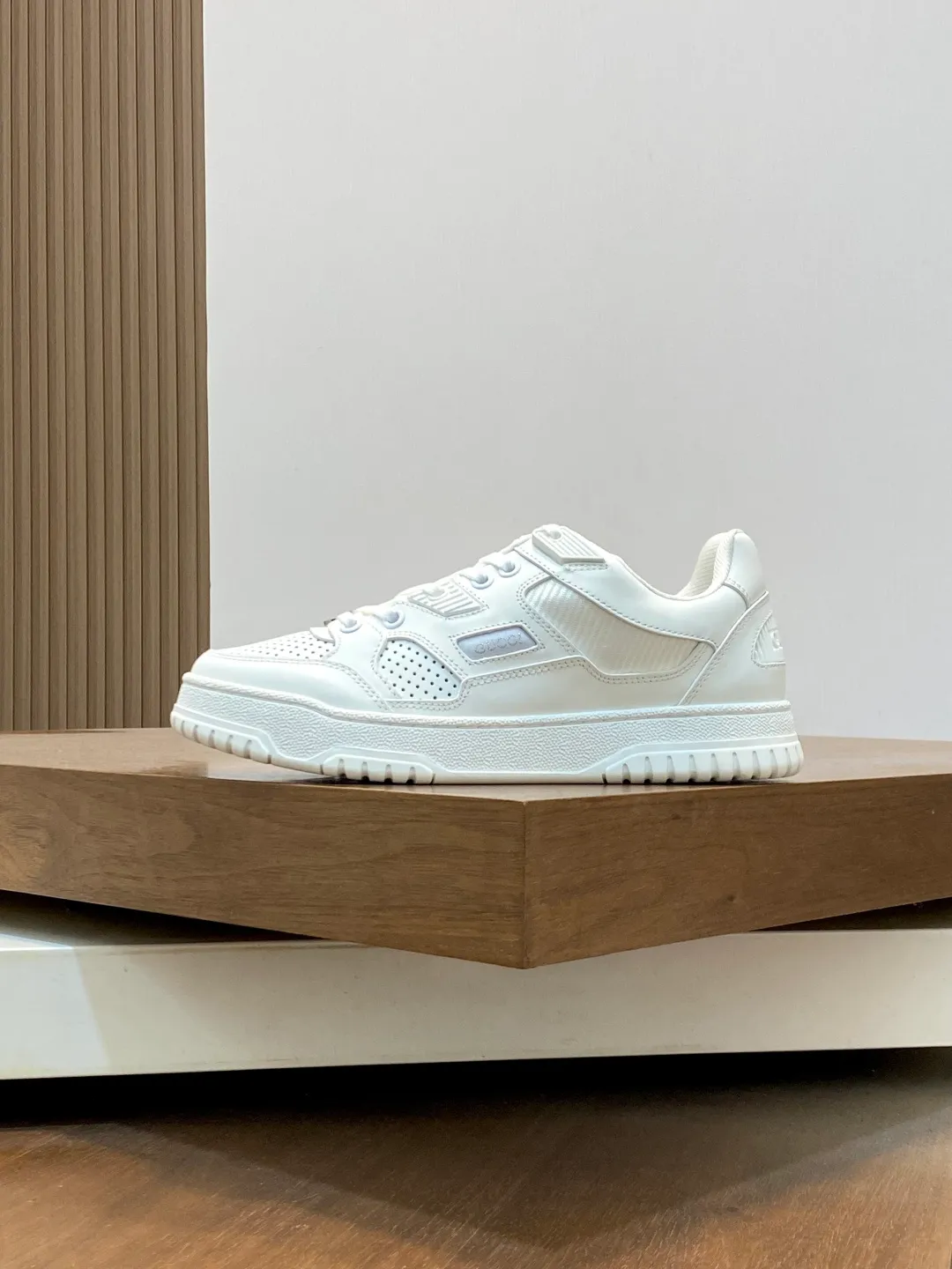 Men's Shoes 💰660 𝐆𝐮𝐜𝐜𝐢 𝐑𝐞-𝐖𝐞𝐛 As the first sneaker created by Sabato De Sarno for Gucci, the Re-Web series reinterprets the brand's classic stripes and sets off the modern silhouette design with bold and unique details. These shoes are crafted from white leather. This new sneaker is ingeniously decorated with many of the brand's classic details, and is equipped with a bright red and green webbing tongue, which will make people fall in love at first sight. White leather treated with a special process for softness and luster, with an embossed grainy texture. Script Gucci logo and interlocking G web label with Interlocking G and script Gucci logo. Rubber outsole with interlocking G detail eyelets. Web tongue. Size: 39-44 (customized for sizes 38 and 45)